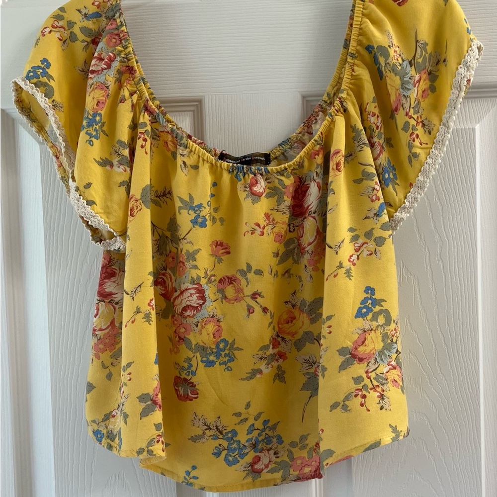 Beautiful yellow top. Elastic off the shoulder top with back slit
